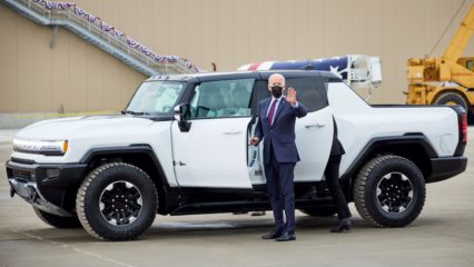 Joe Biden com a GMC Hummer EV, picape elétrica da GM (foto: GM/Divulgação)