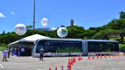 Segundo a fabricante, motorização é feita por quatro motores elétricos, com 804 cv de potência máxima, e cada veículo elétrico deixa de emitir 110 toneladas de CO2 por ano