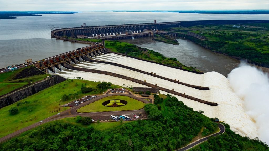 Hidrelétrica de Itaipú, localizada na fronteira entre o Paraguai e Brasil e capaz de produzir 14.000 MW de energia