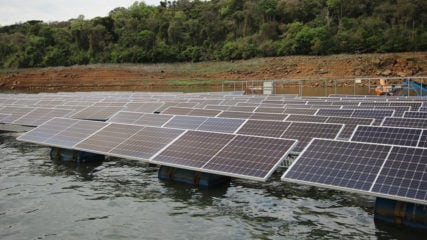 Usina está conectada a um eletrocentro, em solo, que converte a corrente elétrica e entrega energia a uma rede de média tensão de 34,5 quilovolts (foto: Lactec/Divulgação)