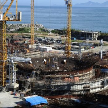 PDE prevê 1ª contratação de nova usina nuclear até 2031 para cumprir diretriz política. Na imagem: Vista de estruturas de ferro e máquinas de grande porte nas obras de construção da usina nuclear de Angra 3, prevista para 2027 (Foto: Vanderlei Almeida/AFP)