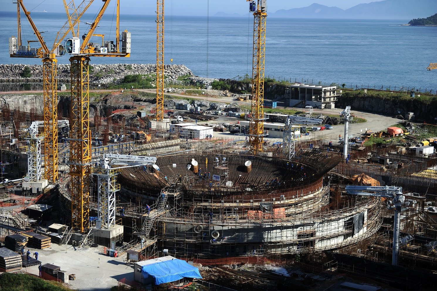 PDE prevê 1ª contratação de nova usina nuclear até 2031 para cumprir diretriz política. Na imagem: Vista de estruturas de ferro e máquinas de grande porte nas obras de construção da usina nuclear de Angra 3, prevista para 2027 (Foto: Vanderlei Almeida/AFP)