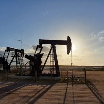 Na imagem: Foto à contraluz de cavalos-de-pau para exploração de petróleo em campo terrestre do Polo Potiguar, com pôr-do-sol ao fundo; conjunto de ativos inclui toda infraestrutura associada de processamento, refino, logística, armazenamento, transporte e escoamento de óleo e gás (Foto: Divulgação 3R Petroleum)