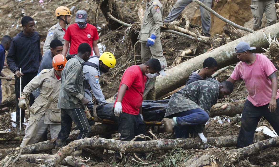 Decisões da COP27, justiça climática e as lições das catástrofes pelas chuvas em Petrópolis. Na imagem: Bombeiros, moradores e voluntários trabalham no local do deslizamento no Morro da Oficina, após a chuva que assolou Petrópolis, na região serrana fluminense (Foto: Tânia Rêgo/Agência Brasil)