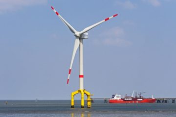 Decreto 10.946/22 vem ocupar uma lacuna normativa existente e definir as linhas gerais da futura regulamentação das eólicas offshore. Na imagem: turbina eólica no mar para geração offshore (Foto: Erich Westendarp/Pixabay)