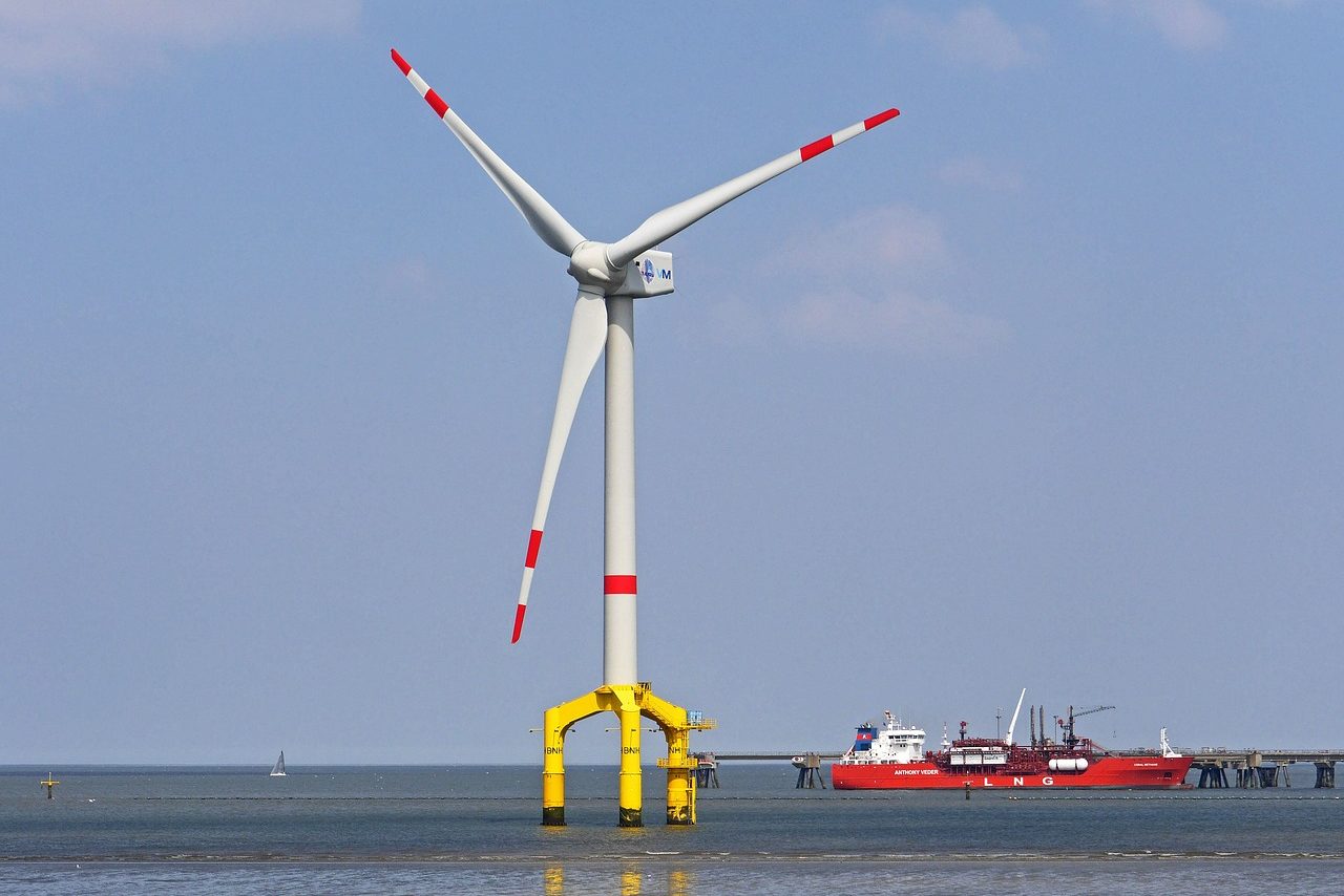 Decreto 10.946/22 vem ocupar uma lacuna normativa existente e definir as linhas gerais da futura regulamentação das eólicas offshore. Na imagem: turbina eólica no mar para geração offshore (Foto: Erich Westendarp/Pixabay)