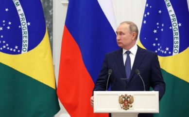 Presidente da Rússia, Vladimir Putin, ordenou novas investidas militares no Leste da Ucrânia; capital Kiev registra explosões na madrugada de quinta, 25 de fevereiro (Vyacheslav Prokofyev, TASS)