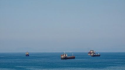 Transporte marítimo tem novos acordos para descarbonizar e criar mercado de carbono azul. Na imagem: Quatro navios de carga transitam no oceano azul (Foto: Pixabay)