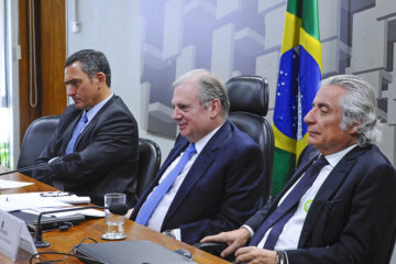 Adriano Pires, indicado por Jair Bolsonaro para a presidência da Petrobras, em audiência pública no Senado com o ex-ministro da Fazenda, Eduardo Guardia, e o senador  Tasso Jereissati (PSDB-CE). Foto: Edilson RodriguesAgência Senado