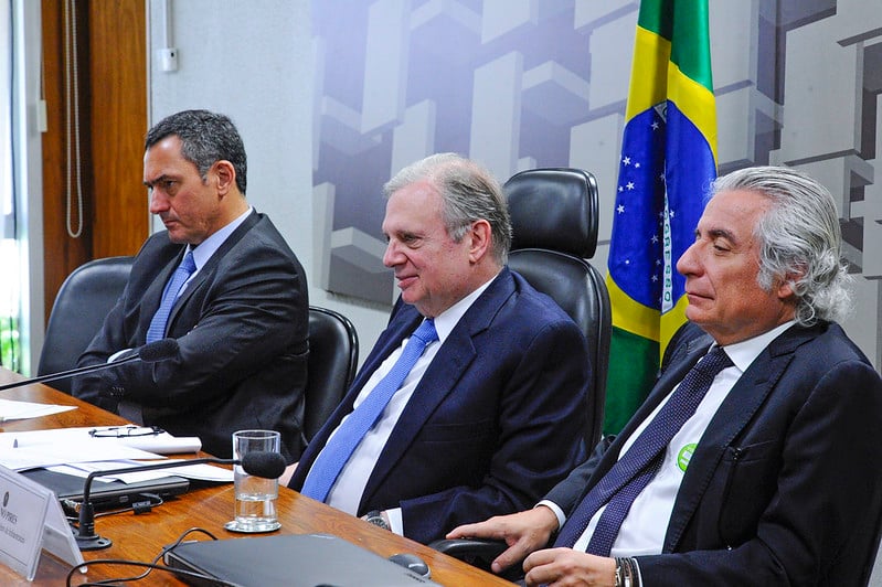 Adriano Pires, indicado por Jair Bolsonaro para a presidência da Petrobras, em audiência pública no Senado com o ex-ministro da Fazenda, Eduardo Guardia, e o senador  Tasso Jereissati (PSDB-CE). Foto: Edilson RodriguesAgência Senado