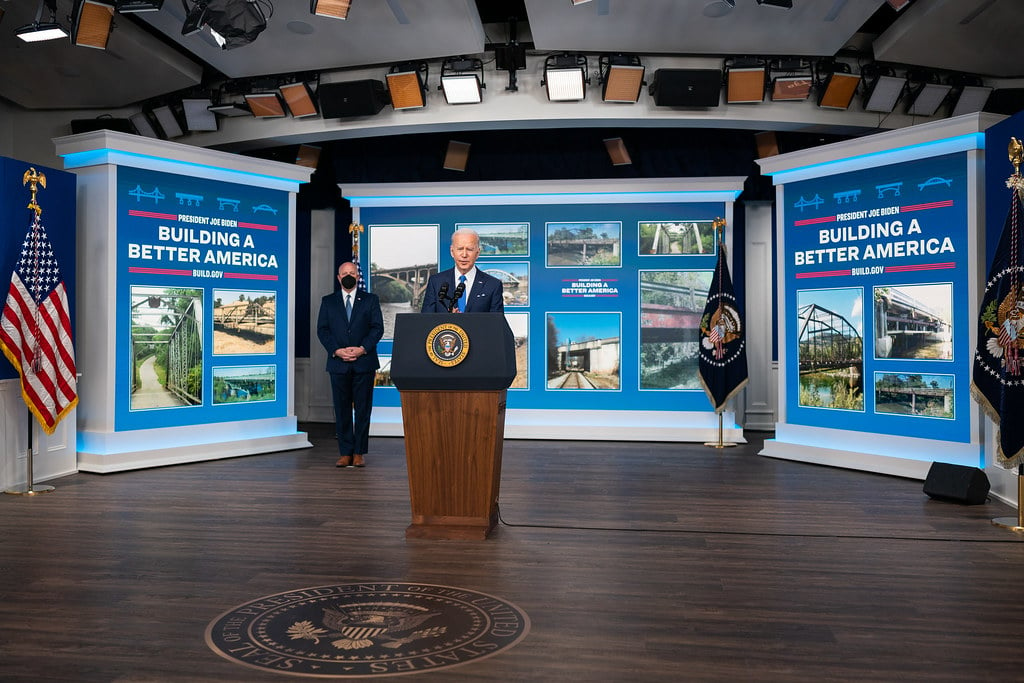 O presidente dos EUA, Joe Biden,  durante o lançamento da lei bipartidária de infraestrutura. Foto oficial da Casa Branca por Cameron Smith