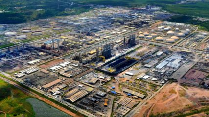 A verdade sobre o nível de produção das refinarias da Petrobras, por Rodrigo Lima e Silva. Na imagem: Vista aérea das instalações da Refinaria Abreu e Lima (Rnest), localizada no Porto de Suape, em Pernambuco (Foto: Divulgação Suape)