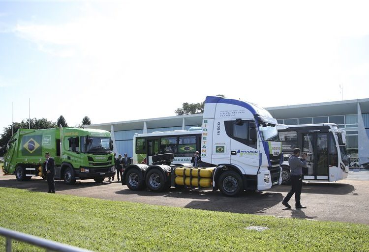 Como o crédito de metano pode beneficiar um substituto do diesel. Na imagem, Ônibus e caminhões movidos a biometano, parte do programa Metano Zero