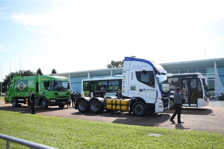 Como o crédito de metano pode beneficiar um substituto do diesel. Na imagem, Ônibus e caminhões movidos a biometano, parte do programa Metano Zero