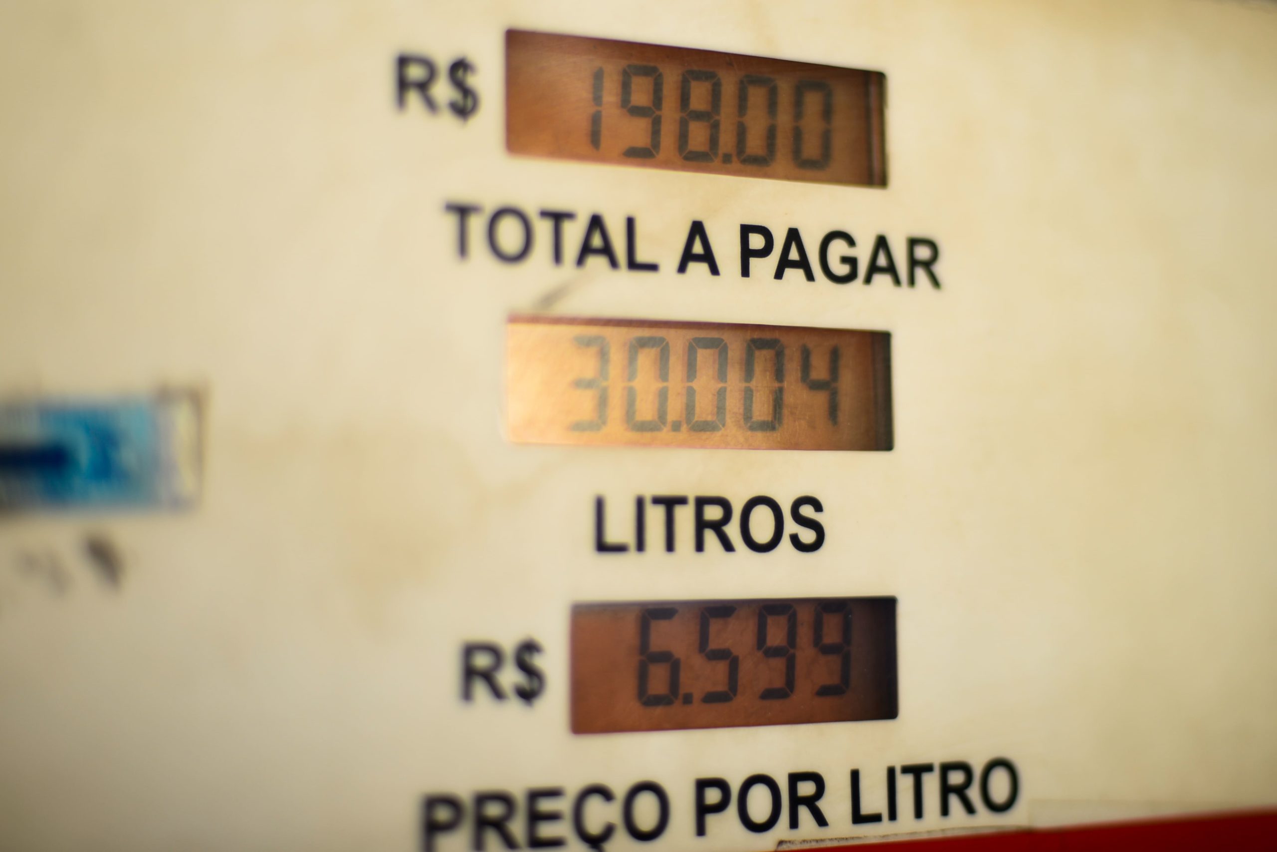 Depois da covid-19, o preço do petróleo – por que repetimos os erros na gestão de crises? Na imagem: Marcador eletrônico de bomba de combustíveis com indicação de litragem, preço por litro e total a pagar