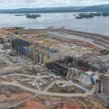 Vista das obras da UHE Belo Monte, a maior hidrelétrica 100% brasileira, localizada na bacia do Rio Xingu, próximo de Altamira, no Pará. Com capacidade instalada de 11.233 MW, o suficiente para 60 milhões de pessoas ou cerca de 10% da demanda nacional (Foto Divulgação)