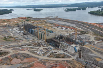 Vista das obras da UHE Belo Monte, a maior hidrelétrica 100% brasileira, localizada na bacia do Rio Xingu, próximo de Altamira, no Pará. Com capacidade instalada de 11.233 MW, o suficiente para 60 milhões de pessoas ou cerca de 10% da demanda nacional (Foto Divulgação)