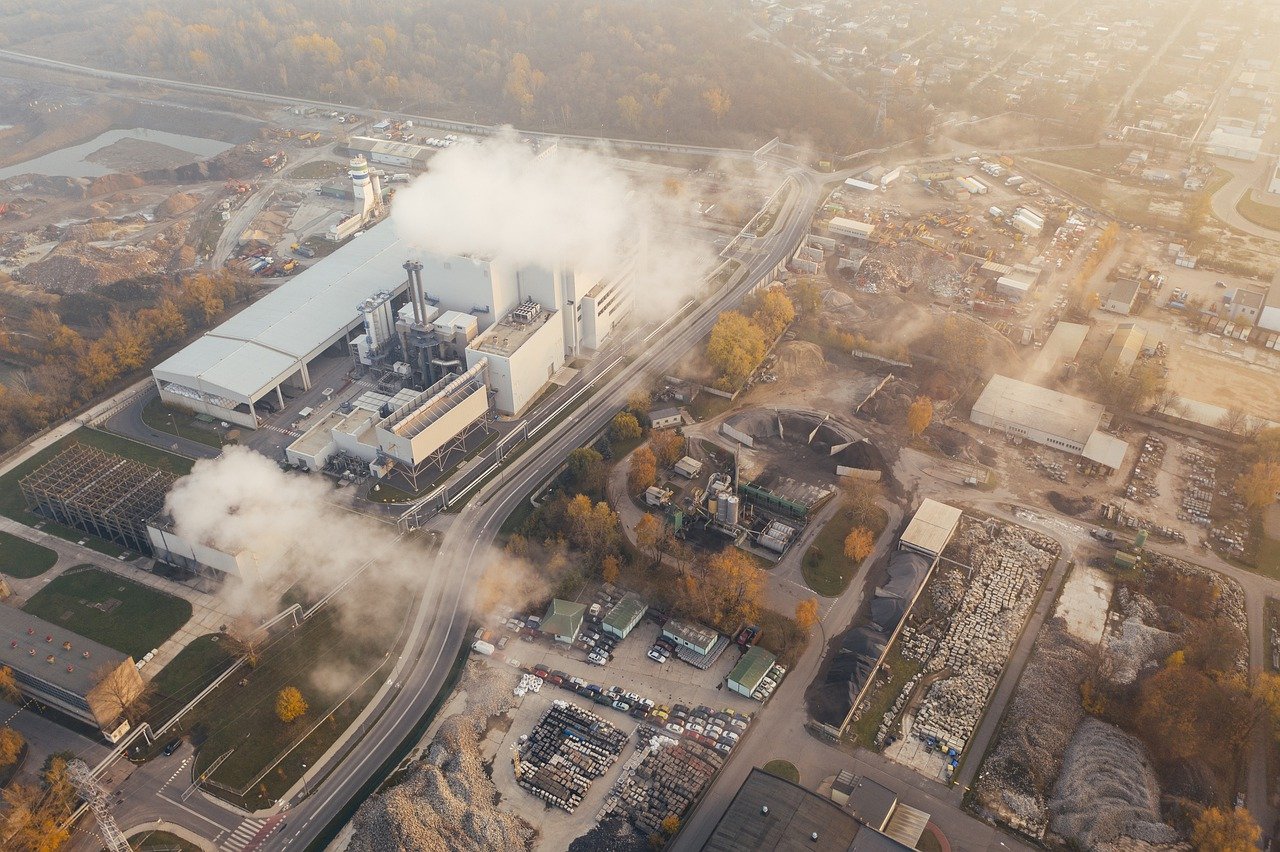 Investidores internacionais querem financiar descarbonização do Brasil, mas enfrentam escassez. Na imagem: Vista aérea de emissões poluentes sendo lançadas na atmosfera em complexo industrial, em uma grande cidade (Foto: Marcin Jozwiak/Pixabay)