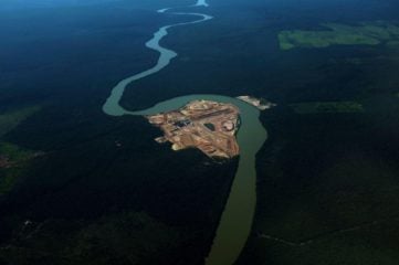 Construção de novas hidrelétricas na Amazônia voltam aos holofotes em ano eleitoral. Na imagem: Vista aérea de um canteiro de obras de uma hidrelétrica localizada no rio Teles Pires, perto da cidade de Alta Floresta, no Pará (Foto: Reuters/Alamy)