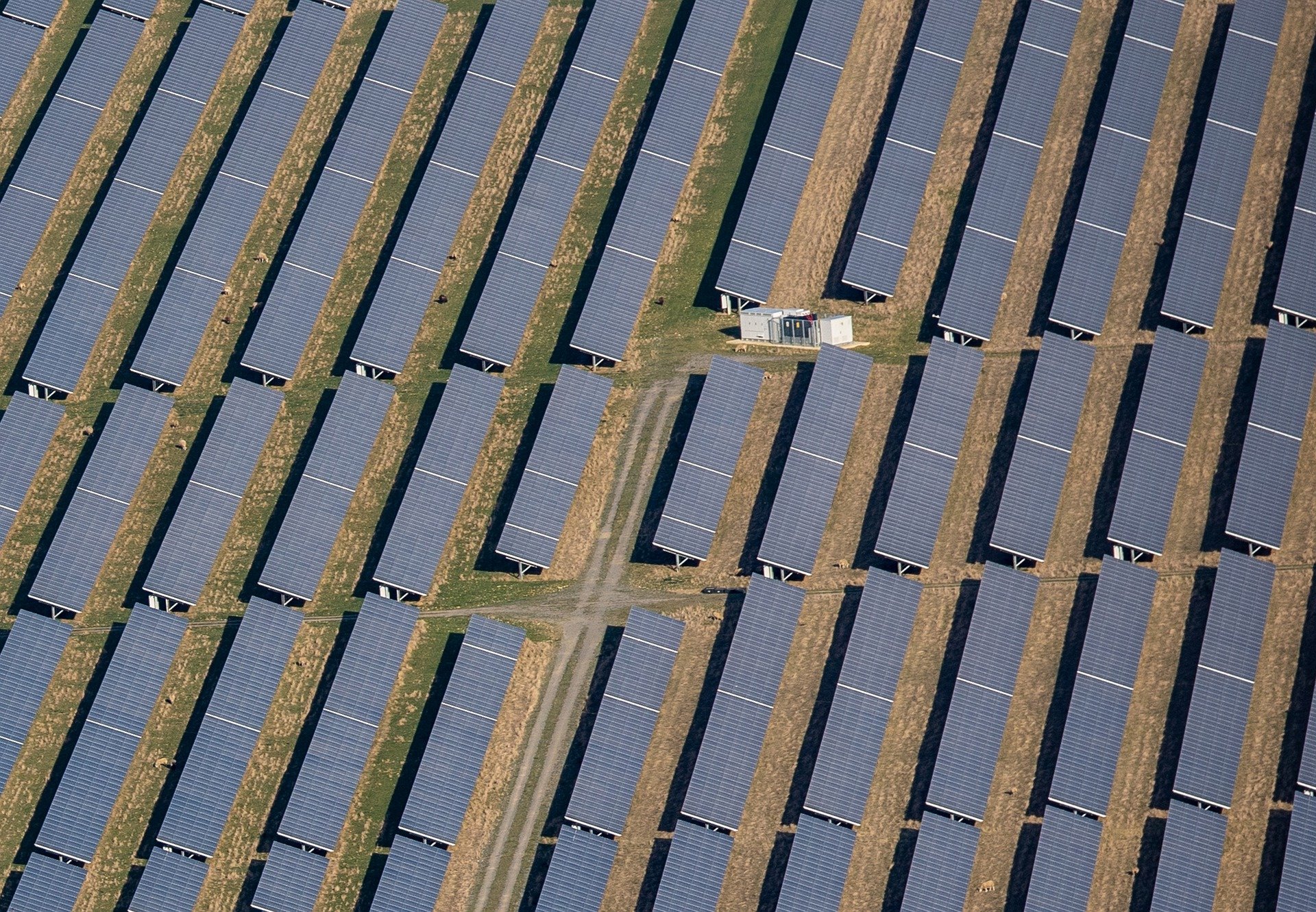 A descentralização à luz da transição energética. Na imagem: Foto aérea de painéis fotovoltaicos em fazenda solar (Foto: Kev/Pixabay)