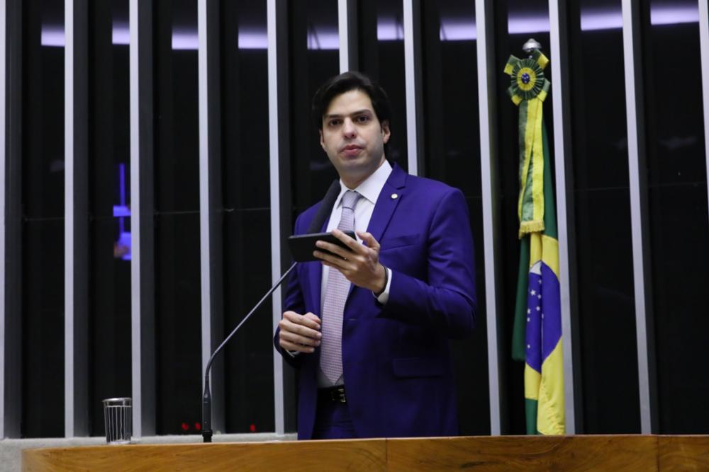 PL propõe isenção de bandeira tarifária para consumidores com GD . Na imagem, Deputado Federal AJ Albuquerque na tribuna do Congresso