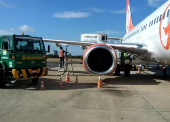 Mercado, governo e Congresso debatem biocombustíveis na aviação. Na imagem: Abastecimento de aeronave da Gol pela BR Aviation (Foto Sindicato Nacional dos Aeroviários)