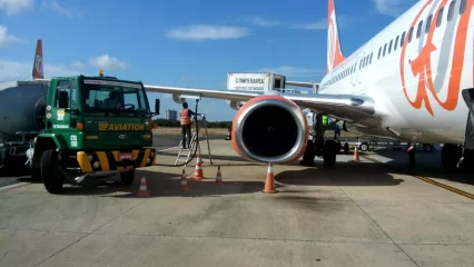 Mercado, governo e Congresso debatem biocombustíveis na aviação. Na imagem: Abastecimento de aeronave da Gol pela BR Aviation (Foto Sindicato Nacional dos Aeroviários)