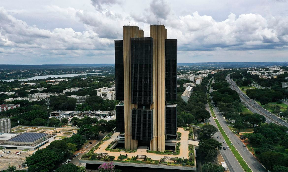 Novas regras do Banco Central não eliminam incertezas sobre créditos de carbono. Na imagem: Vista aérea do Banco Central do Brasil - BCB (Foto: Agência Brasil)