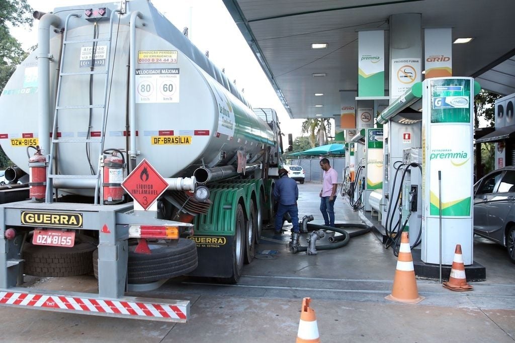 Sem previsão para aumento de mistura de biodiesel. Na imagem, caminhão tanque reabastece posto de combustíveis