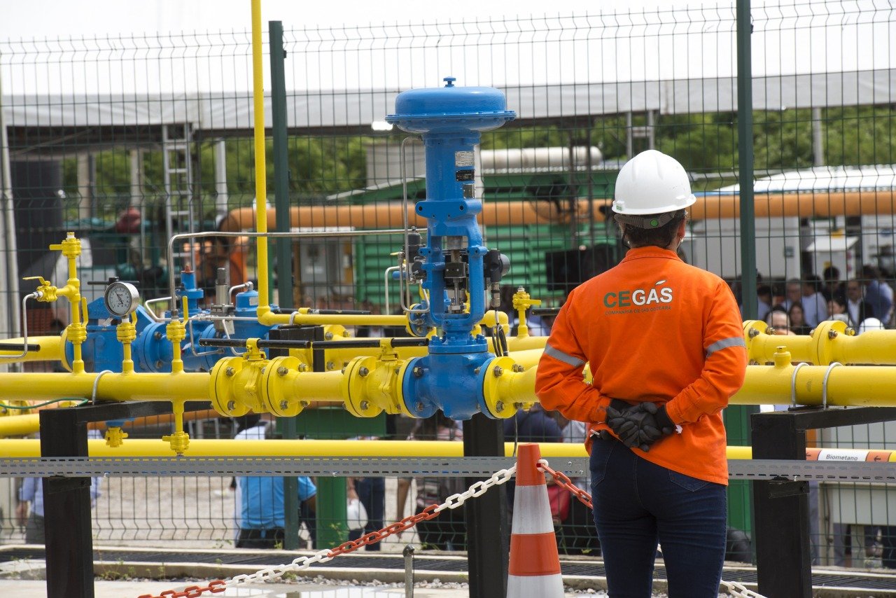 Repasse do aumento do preço do gás para consumidor varia de acordo com tipo de contrato, tributos e regulações estaduais, por exemplo. Na imagem, instalações da Cegás, distribuidora de gás canalizado no Ceará; com trabalhadora uniformizada em primeiro plano