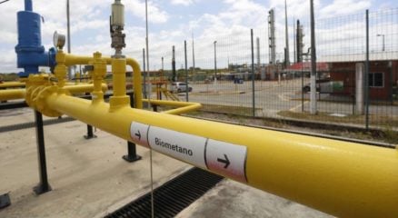 Marquise quer entrar na geração de energia e mira biogás e gás do pré-sal. Na imagem: Dutos metálicos amarelos com a inscrição "biometano" em usina de biometano GNR Fortaleza, da Ecometano e Marquise (Foto: Divulgação)