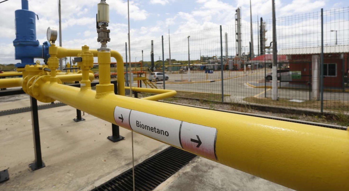 Marquise quer entrar na geração de energia e mira biogás e gás do pré-sal. Na imagem: Dutos metálicos amarelos com a inscrição "biometano" em usina de biometano GNR Fortaleza, da Ecometano e Marquise (Foto: Divulgação)