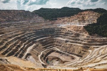 Brasil pode se posicionar como produtor confiável de minerais críticos, diz diretor da Vale. Na imagem: Vista aérea de mina de lítio. Escavação em níveis, com grande profundidade (Foto: Eddy Pump/Divulgação)