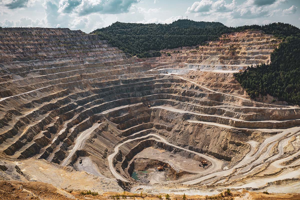 Brasil pode se posicionar como produtor confiável de minerais críticos, diz diretor da Vale. Na imagem: Vista aérea de mina de lítio. Escavação em níveis, com grande profundidade (Foto: Eddy Pump/Divulgação)