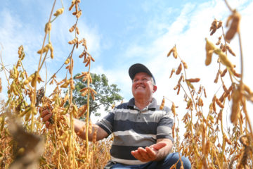 Selo Combustível Social será mantido, diz MME. Na imagem: Pequeno produtor de soja, João Paraná, em sua propriedade na Fazenda São João, em Senador Guiomard, próximo à Vila Pia, no Acre (Foto: Marcos Vicentti/Governo do Acre)