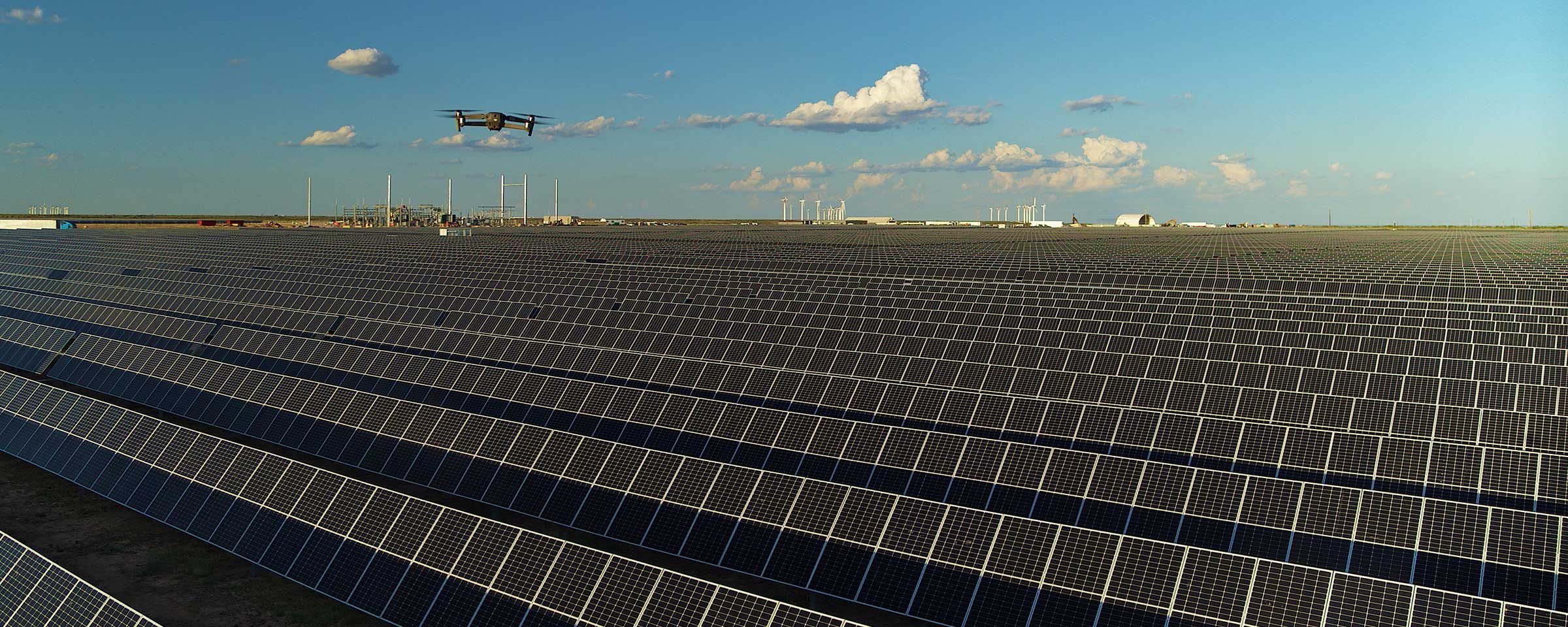 Drone sobrevoa usina solar fotovoltaica operada pela Enel (Foto Divulgação)