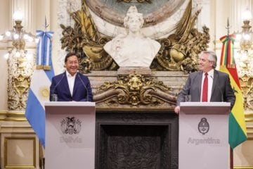 Luis Arce (esq.) e Alberto Fernández (dir.), presidentes da Bolívia e Argentina, respectivamente, celebram acordo para fornecimento de gás da Bolívia. Na imagem: Alberto Fernández [à direita], presidente da Argentina, recebe na Casa Rosada o presidente da Bolívia, Luis Arce [à esquerda], na manhã do dia 7/4/22 (Foto: Ministério de Relações Exteriores da Argentina)