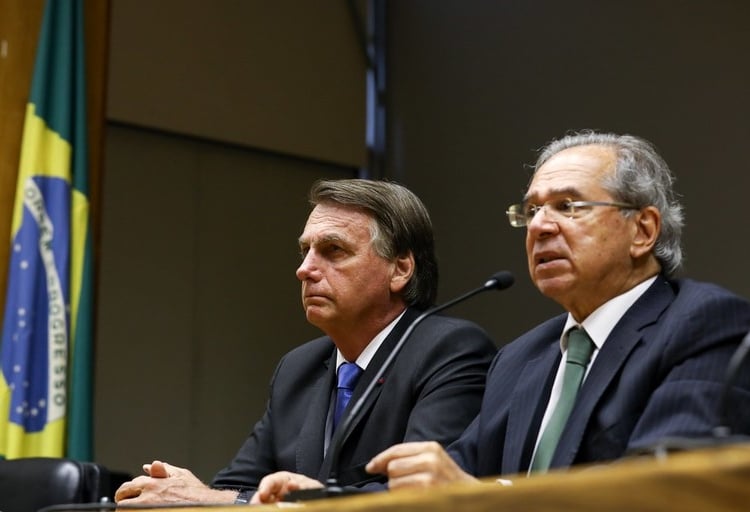 Que poder, de fato, Bolsonaro tem para mudar preços da Petrobras? Na imagem, presidente da República, Jair Bolsonaro [à esquerda], e o ministro da economia, Paulo Guedes [à direita] -- que aumenta a sua influência sobre a Petrobras com a troca no comando da estatal (Foto: Clauber Cleber Caetano/PR)