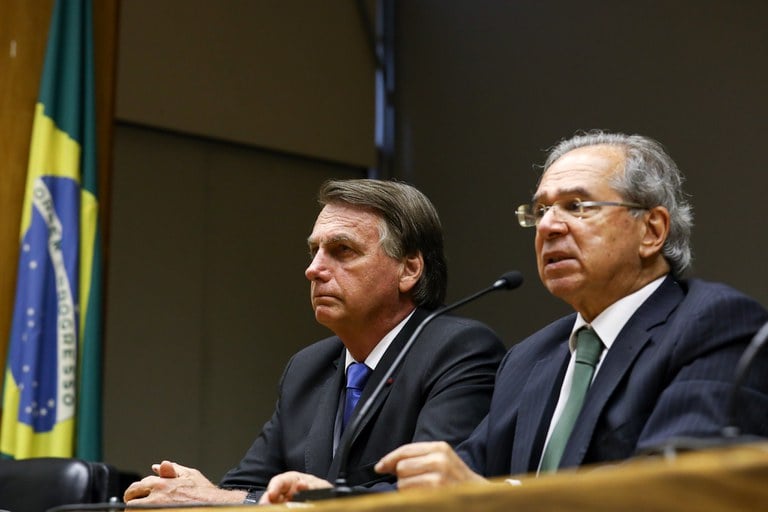 Que poder, de fato, Bolsonaro tem para mudar preços da Petrobras? Na imagem, presidente da República, Jair Bolsonaro [à esquerda], e o ministro da economia, Paulo Guedes [à direita] -- que aumenta a sua influência sobre a Petrobras com a troca no comando da estatal (Foto: Clauber Cleber Caetano/PR)