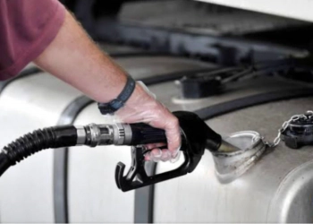 Cenário de guerra na Ucrânia e escassez abre espaço para a discussões sobre medidas extraordinárias, emergenciais e temporárias. Na imagem: Frentista abastece tanque de caminhão a diesel em posto de combustíveis (Foto: Divulgação Scania)