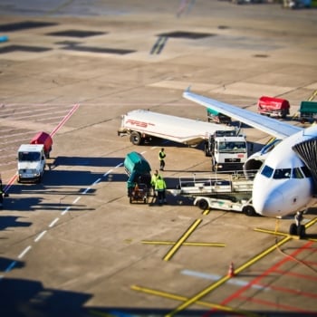 Na imagem: avião sendo abastecido em aeroporto. Matéria-prima para SAF: Honeywell estuda conversão de biomassa em petróleo de baixo carbono para produção de diesel verde e biocombustível de aviação