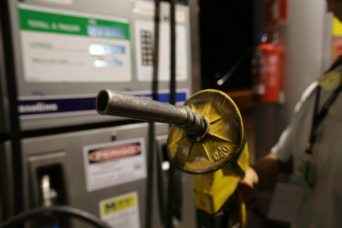 Fracasso da venda direta de etanol x soluções para gasolina e diesel. Na imagem, bomba de abastecimento de combustível