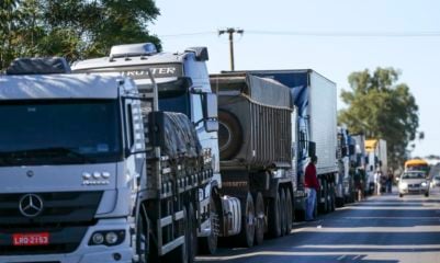 Dirija hoje, pague amanhã. Medidas para frear impactos do preço do diesel. Na imagem, caminhoneiros fazem protesto contra a alta no preço dos combustíveis na BR-040, próximo a Brasília (Foto: Marcelo Camargo/Agência Brasil)