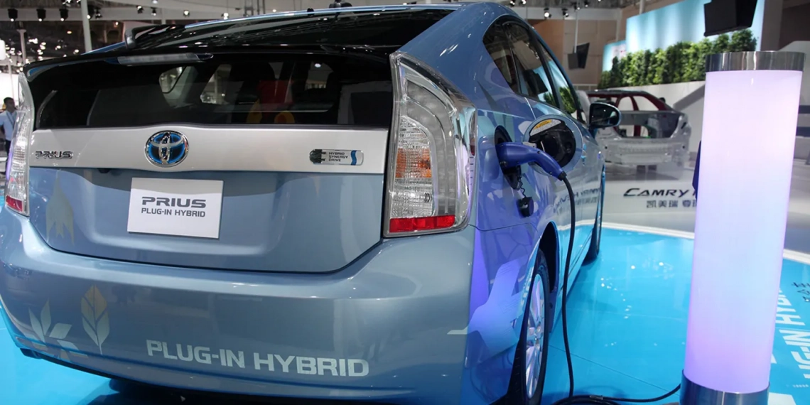 Toyota anuncia investimentos para produção de elétricos na Índia. Na imagem, carro híbrido plug-in Toyota Prius exibido durante 12ª Exposição Automotiva Internacional de Pequim