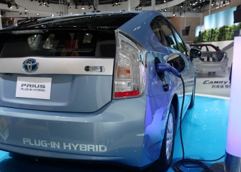 Toyota anuncia investimentos para produção de elétricos na Índia. Na imagem, carro híbrido plug-in Toyota Prius exibido durante 12ª Exposição Automotiva Internacional de Pequim