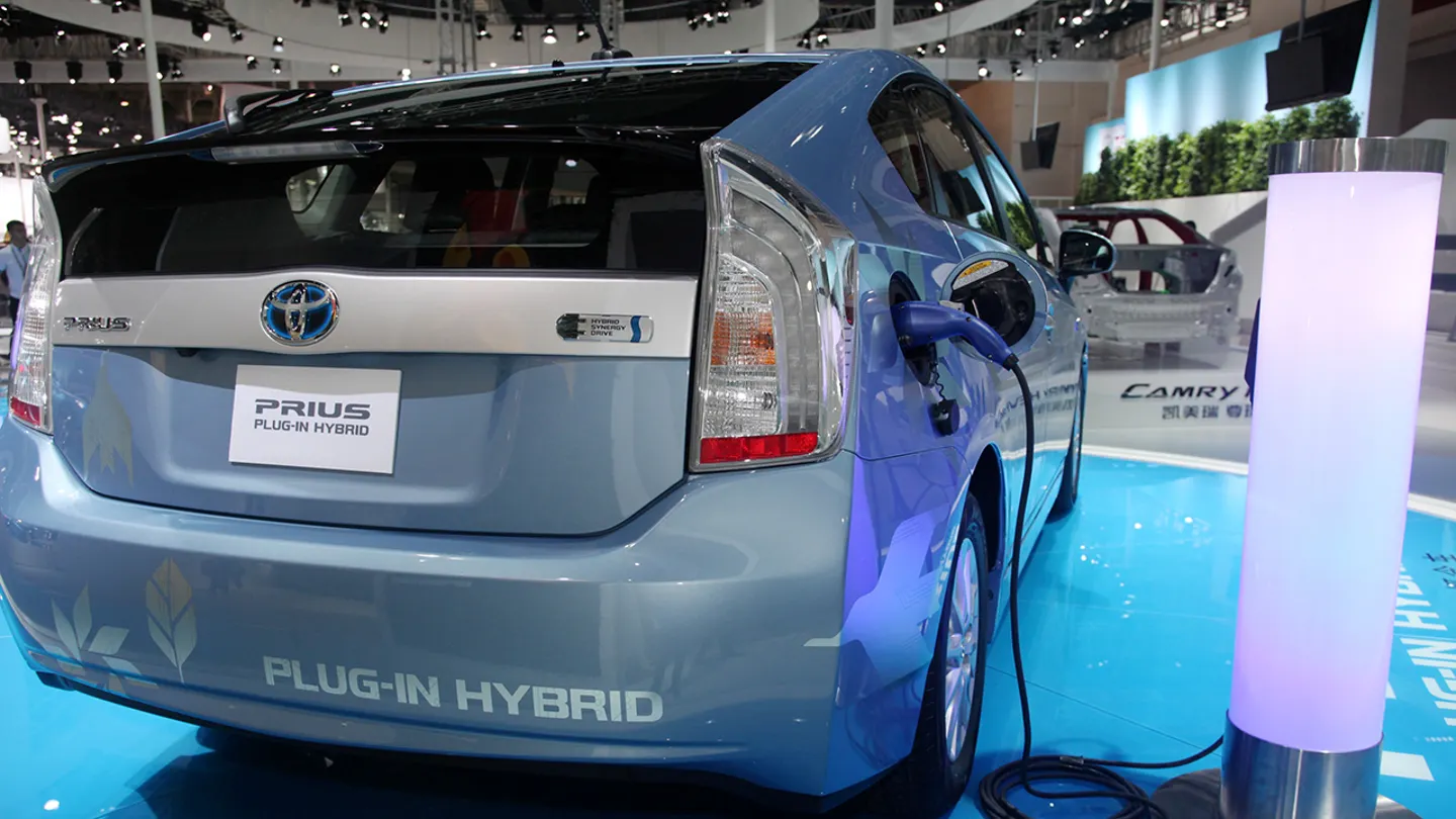 Toyota anuncia investimentos para produção de elétricos na Índia. Na imagem, carro híbrido plug-in Toyota Prius exibido durante 12ª Exposição Automotiva Internacional de Pequim