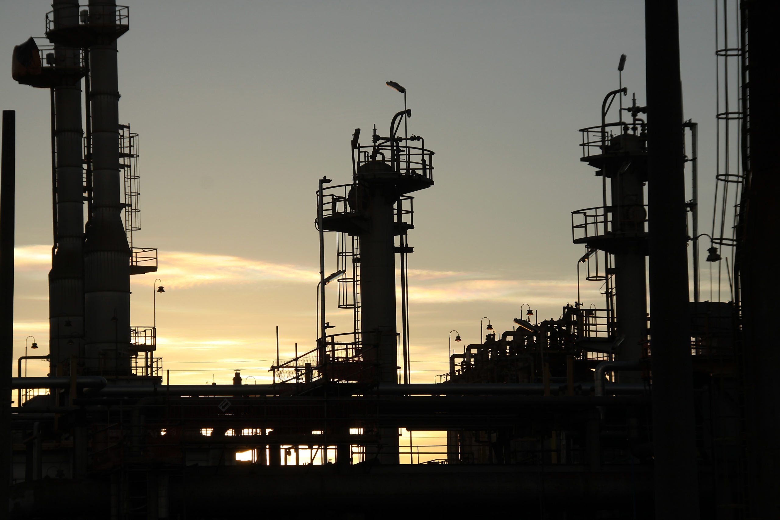 Privatização de refinarias pode encarecer combustíveis, conclui TCU. Na imagem: Foto à contraluz das instalações da Refinaria Henrique Lage (Revap), em São José dos Campos/SP (Foto: Geraldo Falcão/Agência Petrobras)