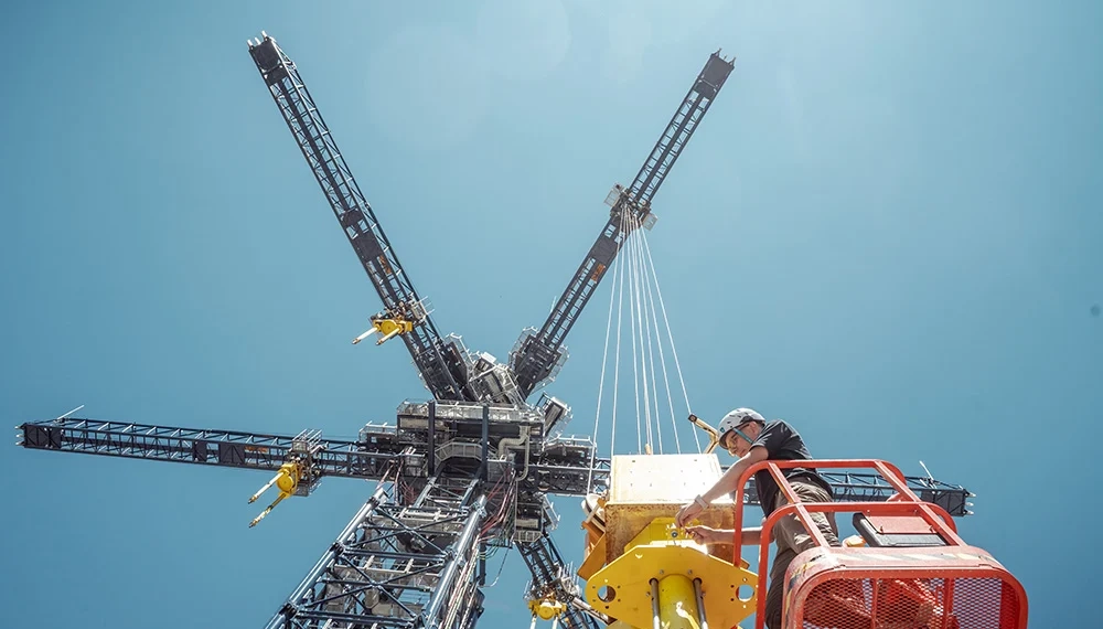 Ceará atrai empresa de armazenamento gravitacional para hub de hidrogênio verde. Na imagem, torre do sistema de armazenamento gravitacional EV1, instalado na Suíça (Foto: Energy Vault/Divulgação)