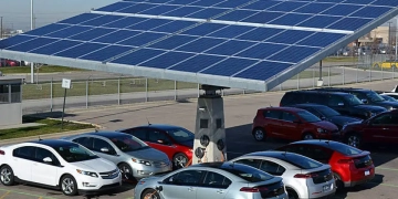 Transição energética está mudando o mercado de armazenamento de energia. Na imagem, estação carrega bateria de veículos elétricos com energia solar fotovoltaica (Foto: Envision Solar/Divulgação)