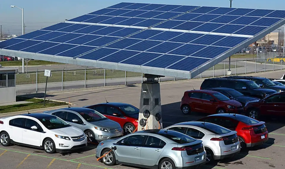 Transição energética está mudando o mercado de armazenamento de energia. Na imagem, estação carrega bateria de veículos elétricos com energia solar fotovoltaica (Foto: Envision Solar/Divulgação)